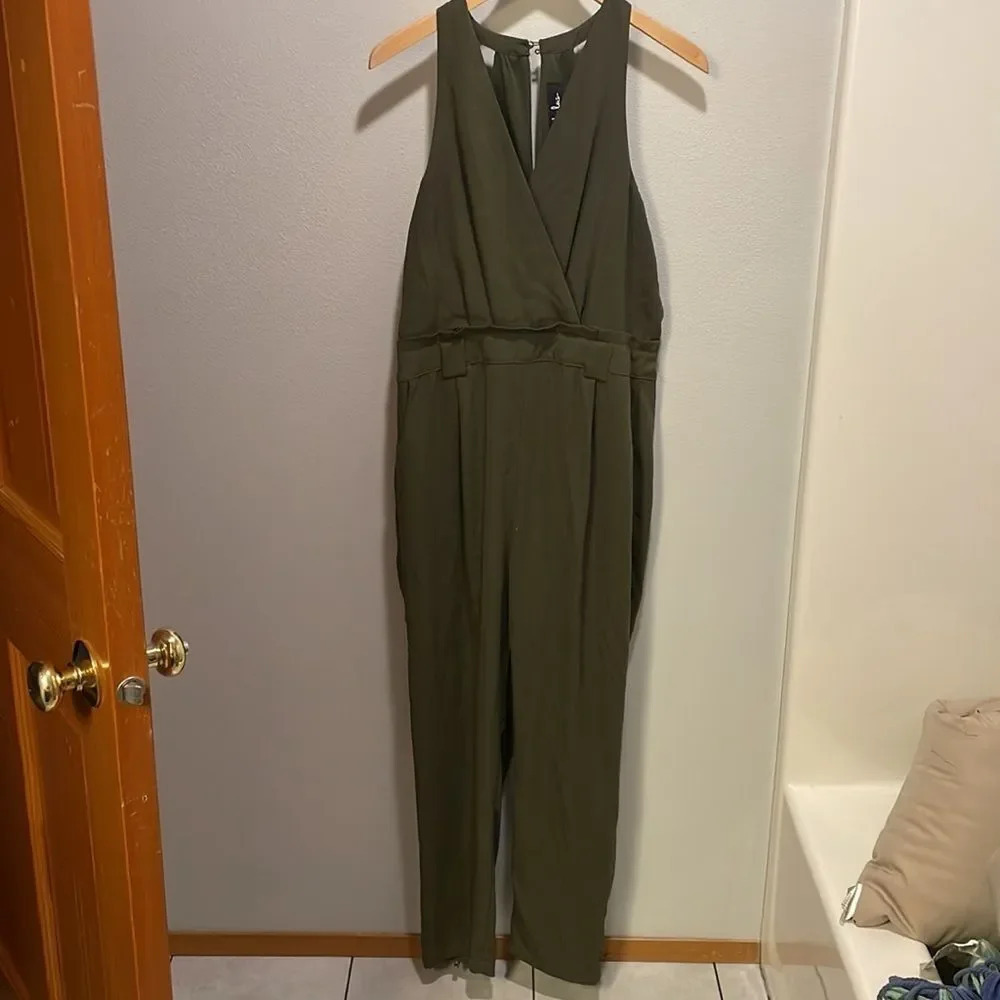 Lulus Woman’s army green jumpsuit. It’s missing the belt - Picture 2 of 12